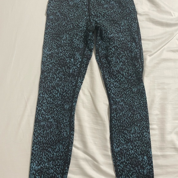 Lululemon train times 7/8 pant 25" with mesh bottoms - Picture 2 of 4